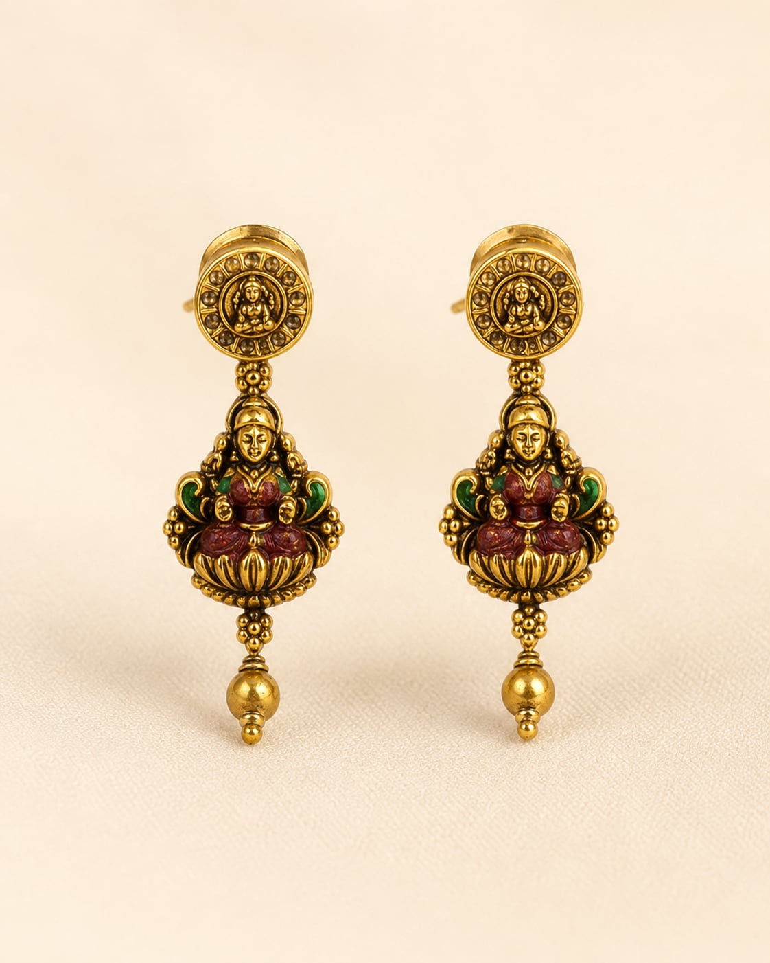 FeelOri gold-polished necklace set with matching earrings matching earrings only on a clean jewellery display