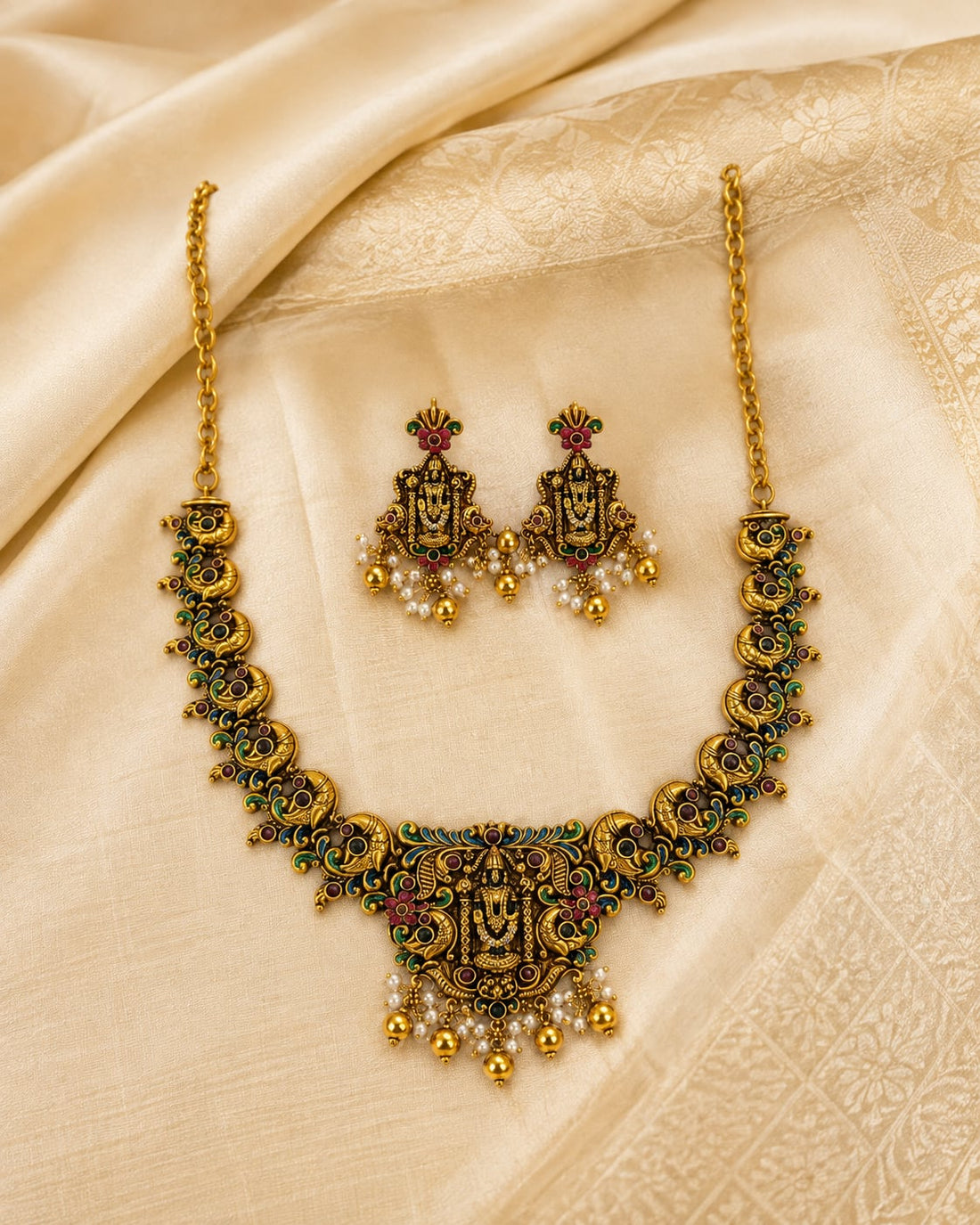 FeelOri gold-polished necklace set with matching earrings pendant and gold-polished detail