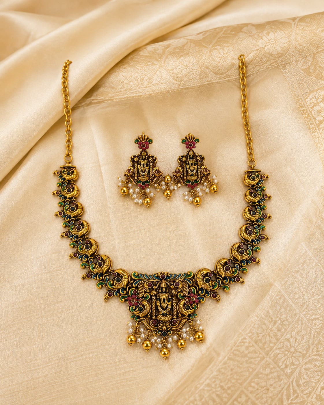 FeelOri gold-polished necklace set with matching earrings pendant and gold-polished detail