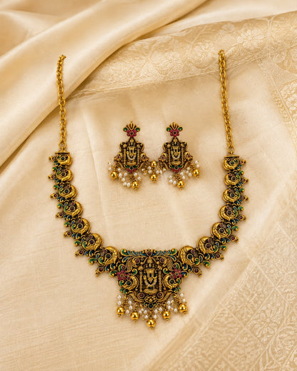 FeelOri gold-polished necklace set with matching earrings pendant and gold-polished detail
