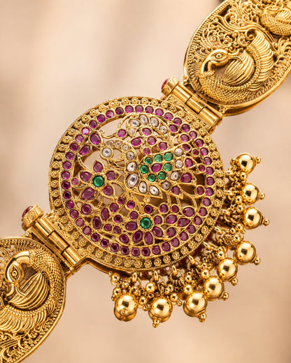 FeelOri gold-polished vaddanam waist belt waist belt curve, stone setting, clasp, and gold-polished detail