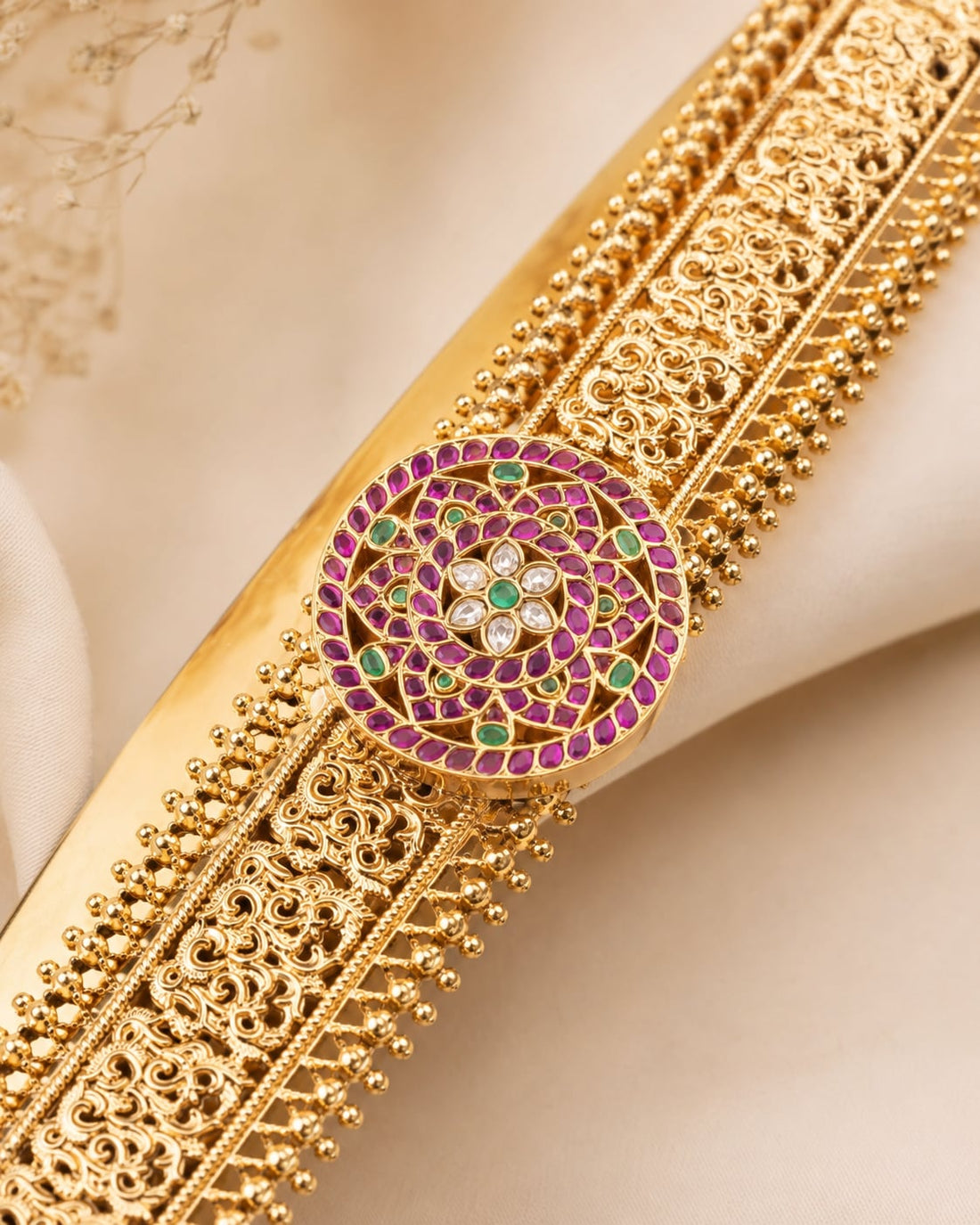 FeelOri gold-polished vaddanam waist belt waist belt curve, stone setting, clasp, and gold-polished detail