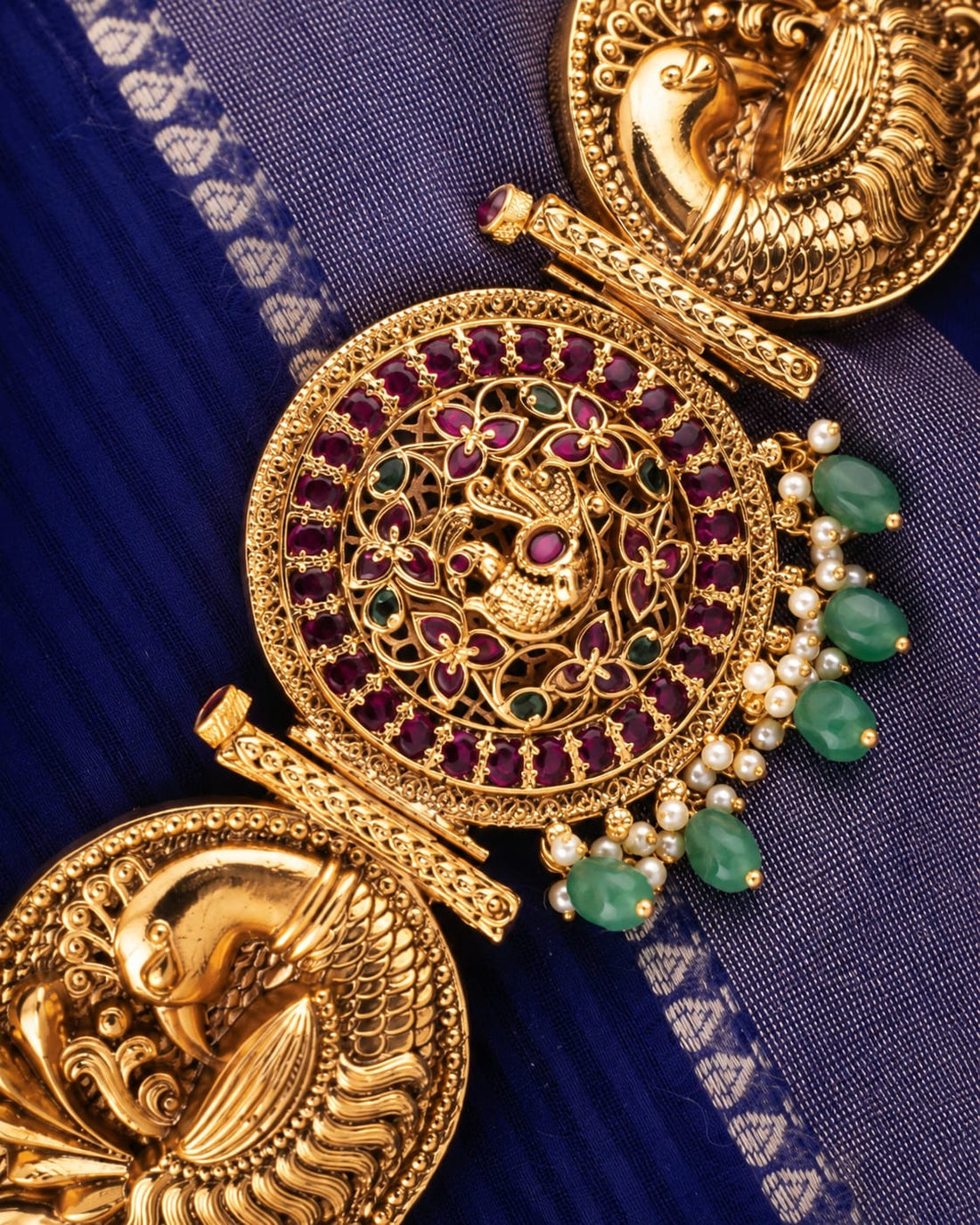 FeelOri gold-polished vaddanam waist belt waist belt curve, stone setting, clasp, and gold-polished detail
