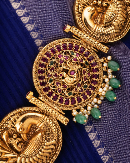FeelOri gold-polished vaddanam waist belt waist belt curve, stone setting, clasp, and gold-polished detail