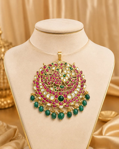 FeelOri kundan-style pendant set on jewellery display
