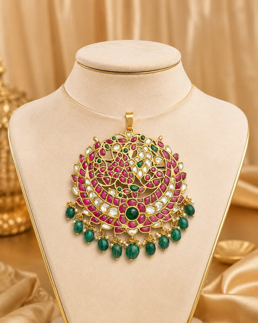FeelOri kundan-style pendant set on jewellery display