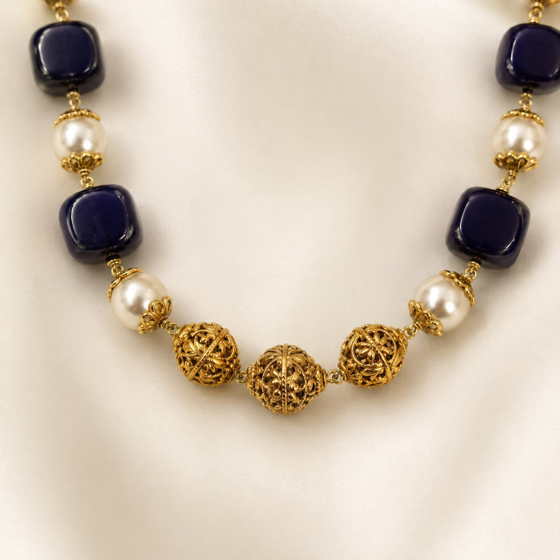 FeelOri gold-polished necklace pendant and gold-polished detail