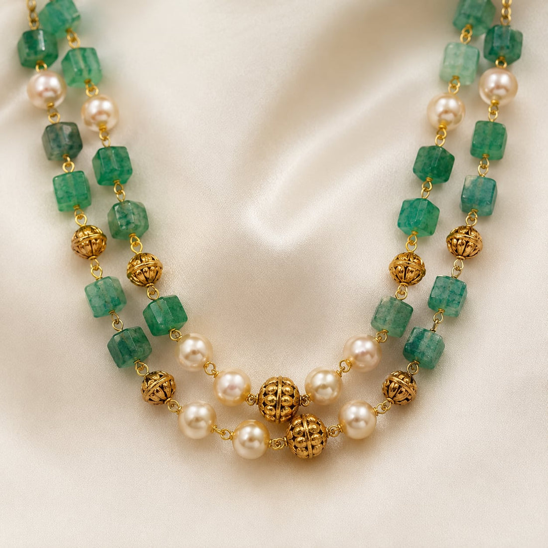 FeelOri gold-polished necklace pendant and gold-polished detail