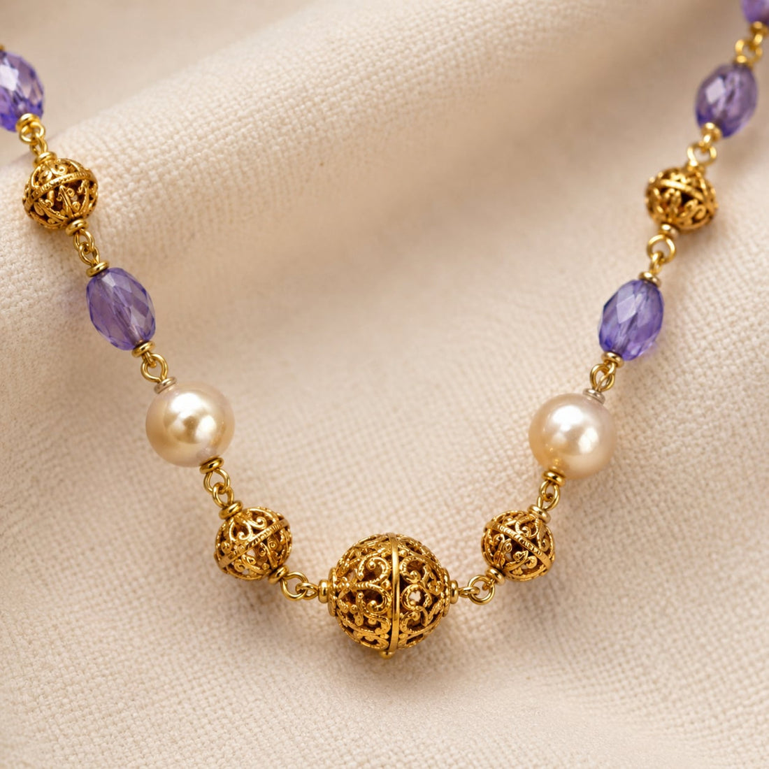 FeelOri gold-polished necklace pendant and gold-polished detail