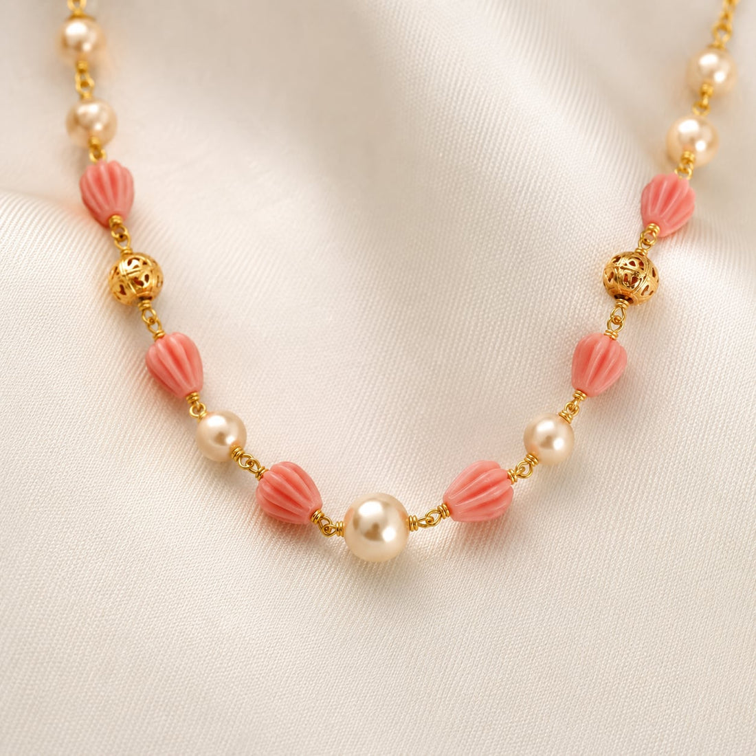 FeelOri gold-polished necklace pendant and gold-polished detail