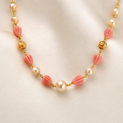 FeelOri gold-polished necklace pendant and gold-polished detail