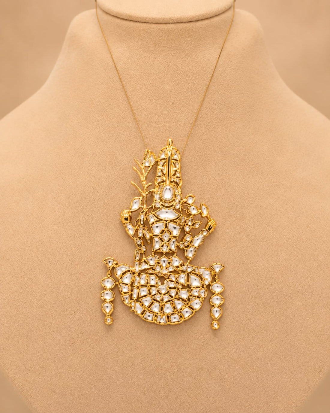 FeelOri real kempu jadau pendant set on jewellery display