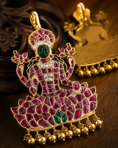 FeelOri real kempu jadau pendant set close-up of real kempu stones and jadau work