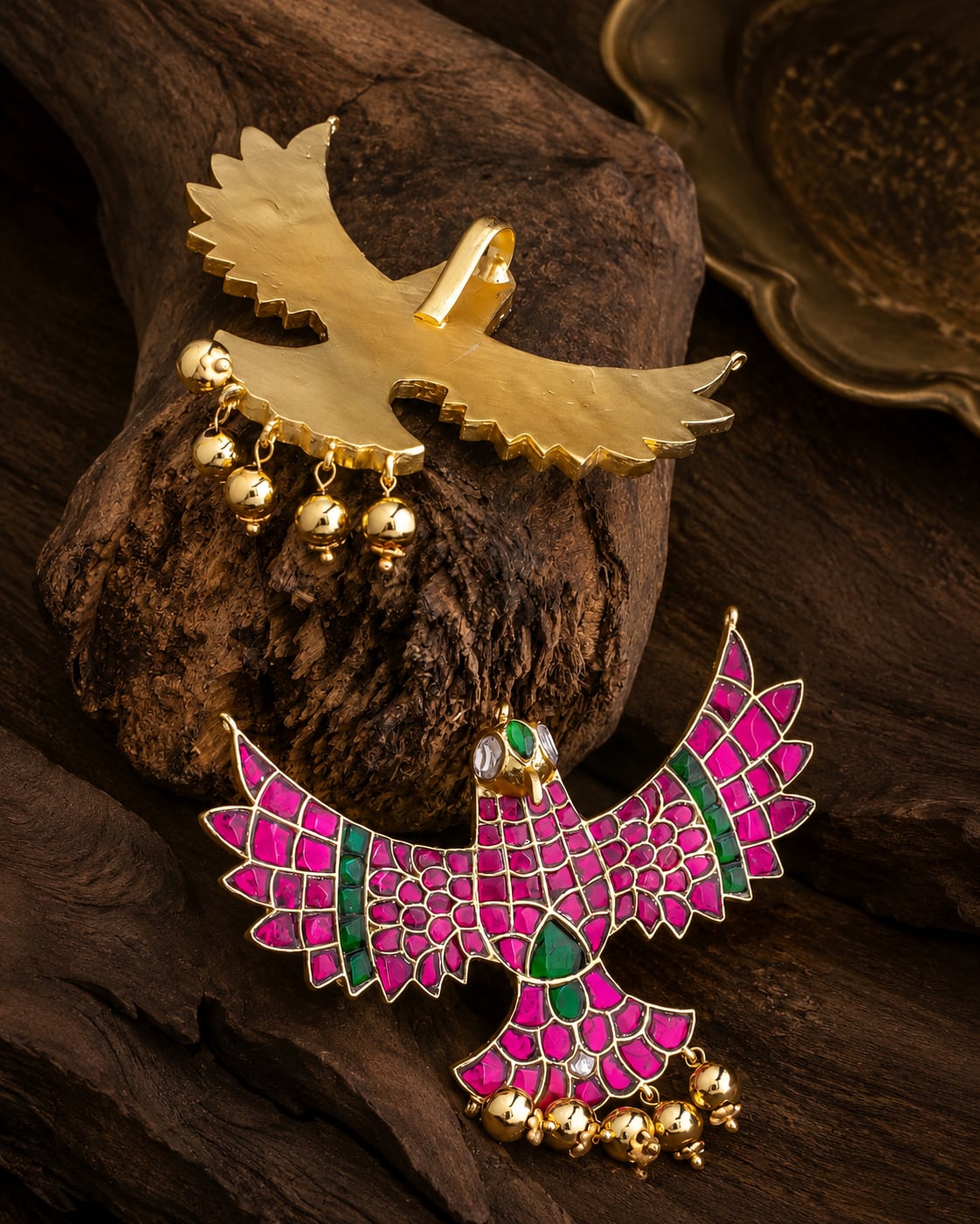 FeelOri real kempu jadau pendant set on jewellery display