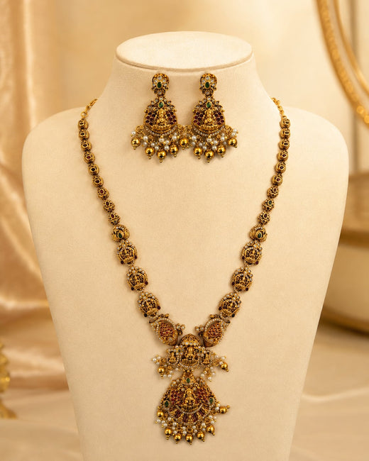 FeelOri ruby and emerald necklace set with matching earrings on jewellery display