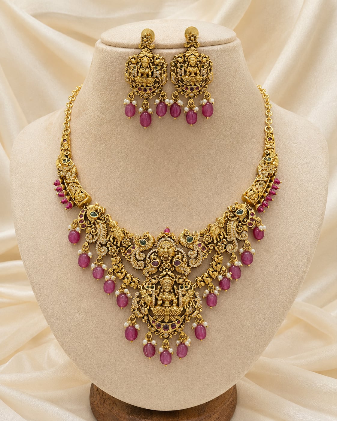 FeelOri ruby-tone necklace set with matching earrings on jewellery display